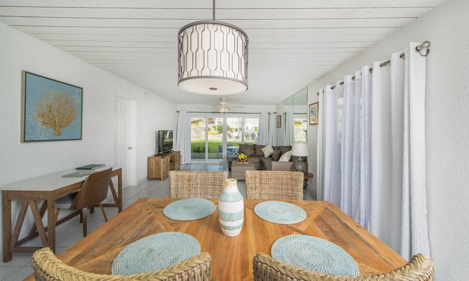 Seven Mile Beach Condo | Seven Mile Beach - Great Location at Sunset Cove