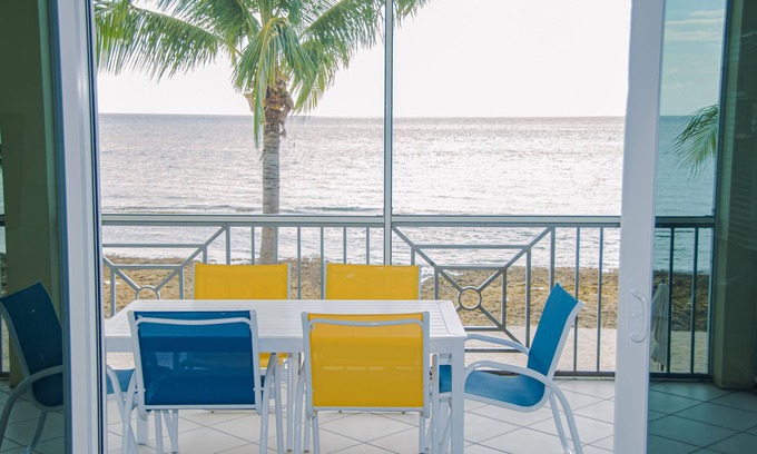 Seven Mile Beach Condo | Seven Mile Beach Oceanfront 3 Bedroom Condo with Pool/Jacuzzi