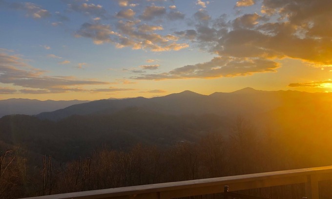 Waynesville House | ~ Seven Peaks ~ Views, Peaceful, Private ~