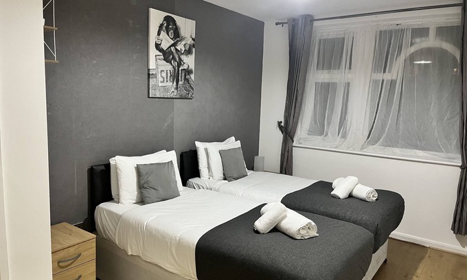 Watford Apartment | Seven Suites - Beautiful 2-Bed Apartment with Parking