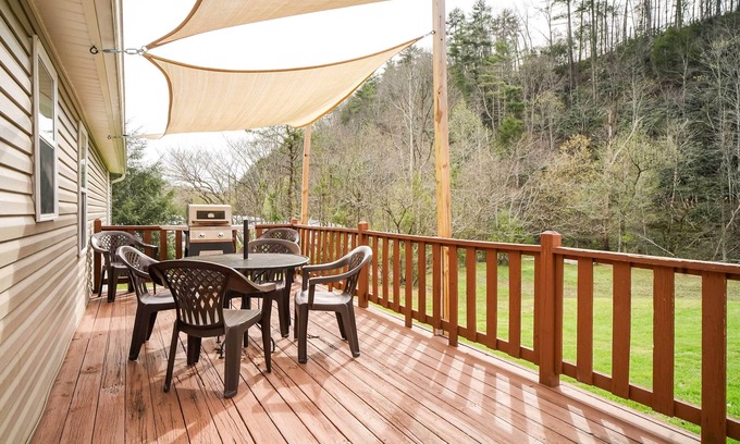 Gatlinburg - Pigeon Forge House | Sevierville Home w/Hot Tub ~ 4 Mi to Dollywood!