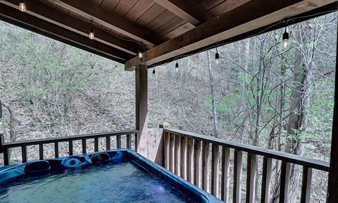 Gatlinburg - Pigeon Forge Cabin | Sevierville - Jeremiah's Lodge - 2 Bedrooms - Sleeps 8