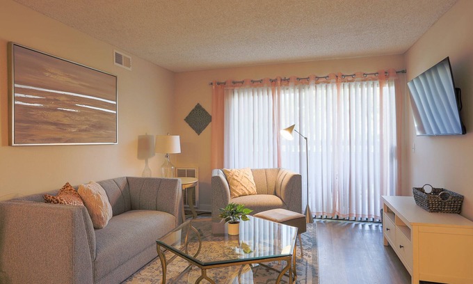 Ivey Ranch - Rancho Del Oro Apartment | Shabby Chic Oceanside 2 Bedroom with+POOL+24/7GYM+King&2Queen beds