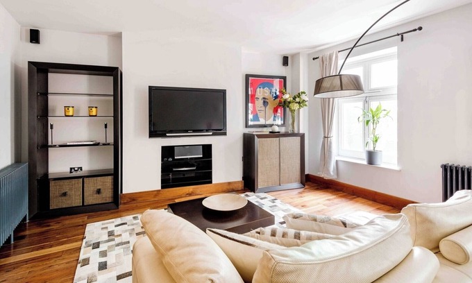 Soho Condo | Shaftesbury Avenue Best Spot of Covent Garden