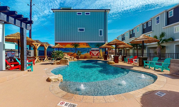 Port Aransas House | Shared Heated Pool, Observation Deck, Golf Cart Included