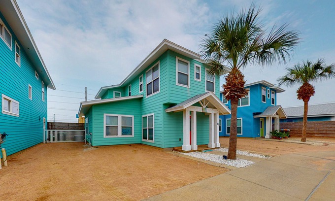 Port Aransas House | Shared Pool, Ample Parking, Golf Cart Access