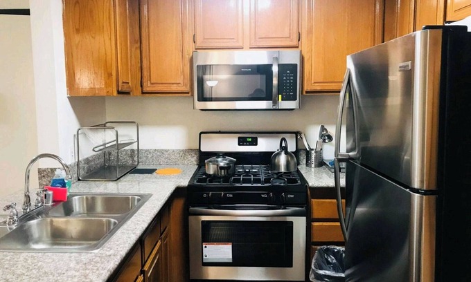 Koreatown Apartment | Shared Room Space 1/4 in Koreatown