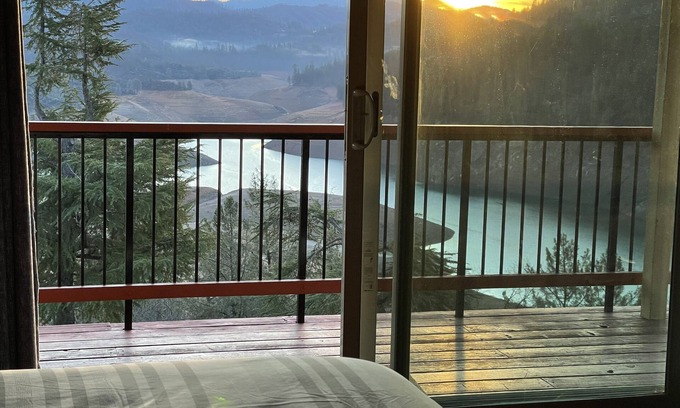 Lakehead Villa | Shasta Lake Zen House:Stunning Views, Spacious 4BR W Game Room, Family & Friends