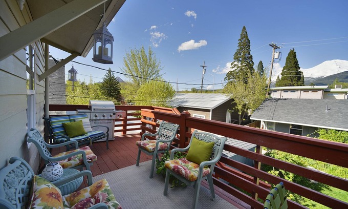 Mount Shasta House | Shasta Star. Mountain views in downtown Mt. Shasta