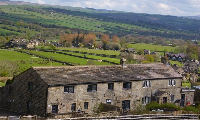 Cowling Cottage | SHAY BANK COTTAGE, pet friendly, with a garden in Cowling