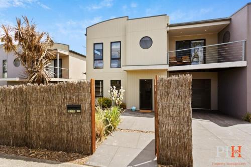 Cowes House | Shearwater Home Close to Beach