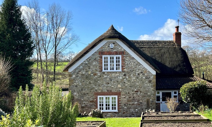 Chard Cottage | Shedrick Cottage - sleeps 6 guests in 3 bedrooms