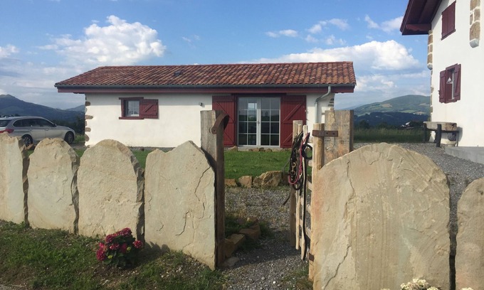 Ayherre House | Sheepfold facing the Pyrenees