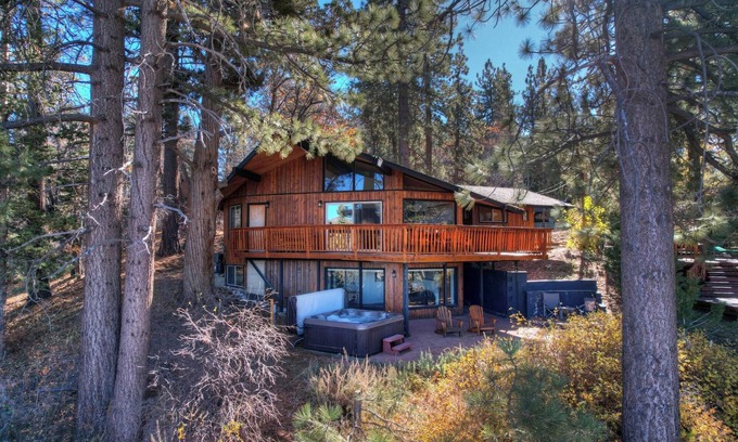 Moonridge Cabin | Sheephorn Lodge by Destination Big Bear : Amazing Views from the Wrap Around Deck! Central Heating and Air Conditioning! Hot Tub! Walk to Bear Mountain!