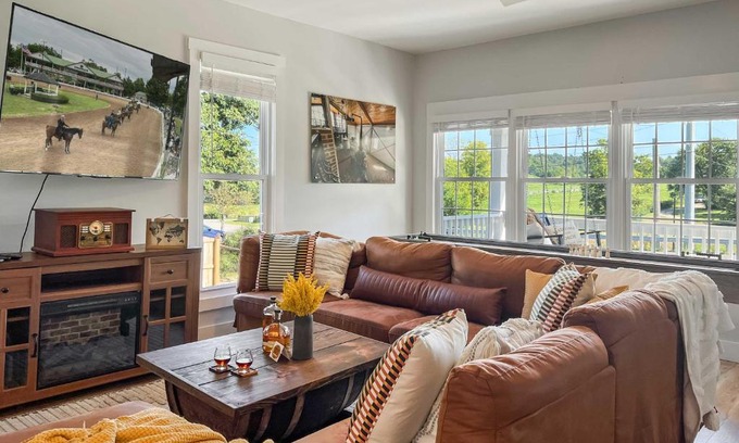 Shelbyville House | Shelbyville Farmhouse with Hot Tub, Fire Pit and Grill