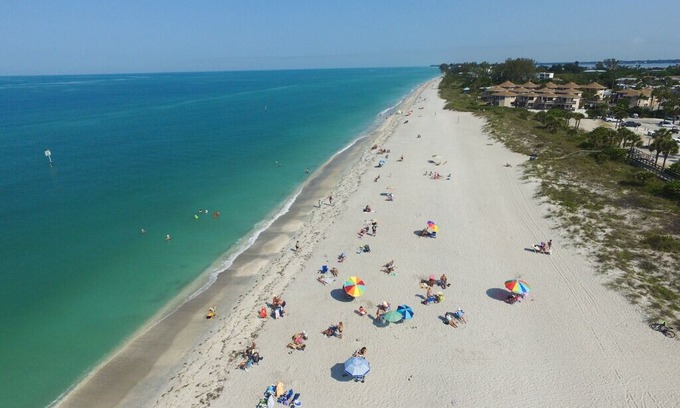 Englewood Villa | Shell Cottage on Manasota Key! Steps to the Beach!