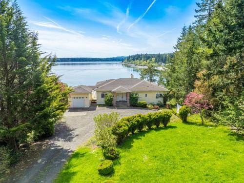 Shelton House | Shelton Waterfront hot tub fire pit beach garden