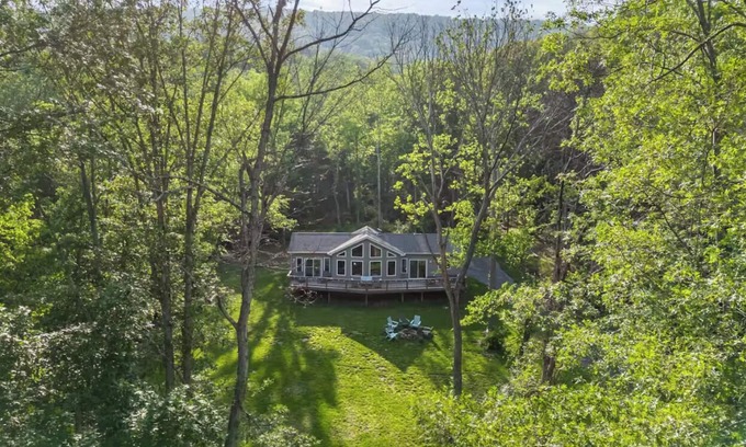 Bentonville Cabin | Shenandoah Getaway Cabin - Hot Tub, Sauna, Fire Pit & Forest Views. Near Hiking