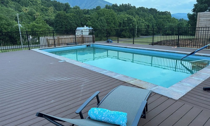 Luray Ski Chalet | Shenondoah Apex -Luxury Cabin Swimming Pool & Spa - Pool Open!