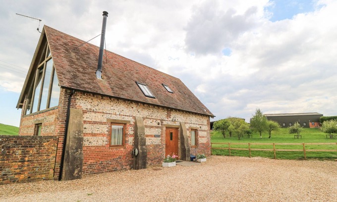 Milborne Saint Andrew Cottage | SHEPHERD'S BARN, pet friendly, with open fire in Milborne St Andrew
