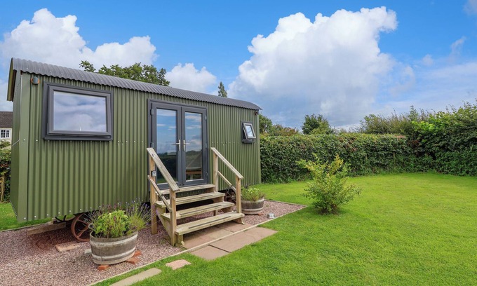 Overton-on-dee Cottage | SHEPHERD'S HUT, pet friendly, with a garden in Bangor-On-Dee