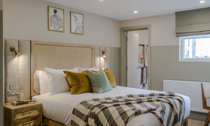 Askew Apartment | Shepherds Bush | 2 Bed Apartment TF