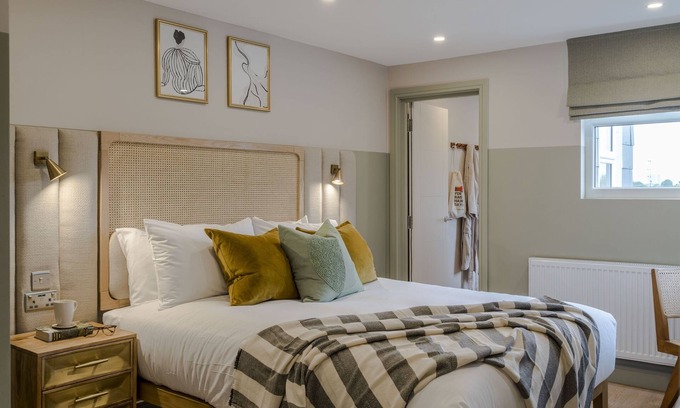 Askew Apartment | Shepherds Bush | 2 Bed Apartment TF