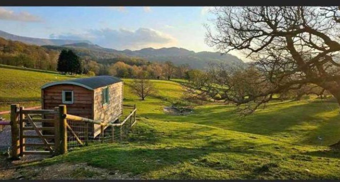 Llanelltyd Other | Shepherds hut Lowri