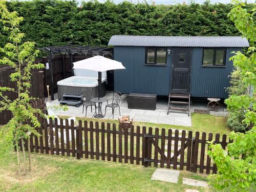 Coxley Apartment | Shepherds Hut with Hot Tub