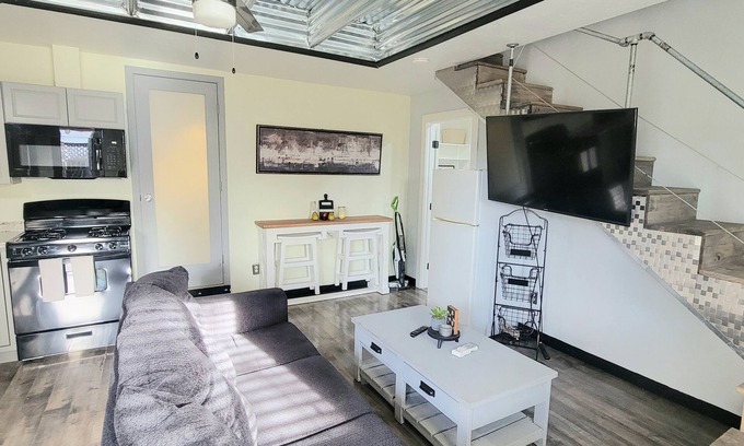 City Center Medford Cottage | Sherman Lofthouse~Old East Medford~Walkable to Downtown