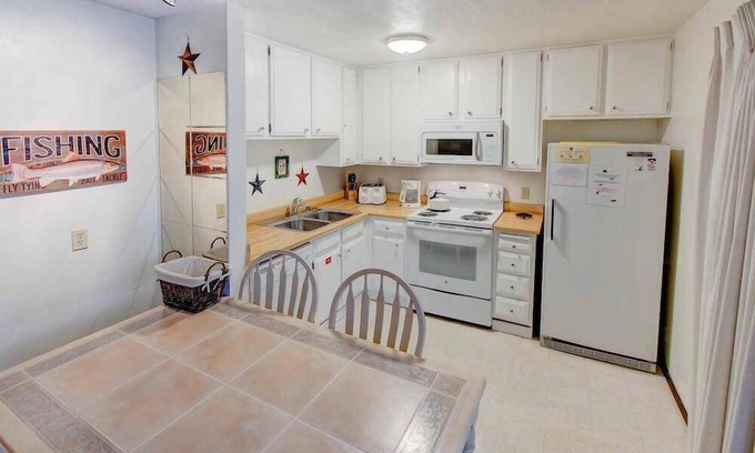 Mammoth Lakes Condo | Sherwin Villas | Free Shuttle & Near Skiing!