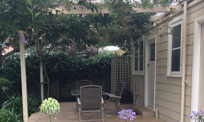 Bowral Cottage | Sherwood Cottage- 5 mins walk to town, yet lovely private position, pets welcome