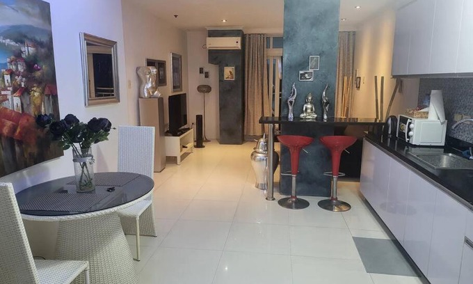 Balibago Apartment | Sheryll Escapes - Kandi Posh 1BR with King bed, fibre Wi-Fi & Free housekeeping
