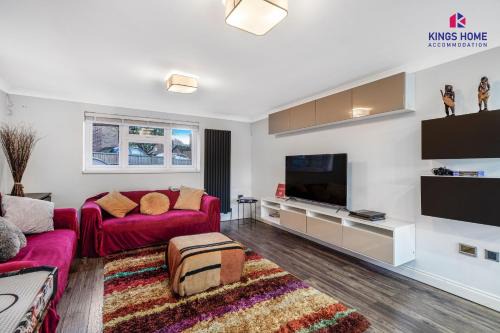 Altwood House | Shirley - Games room with private parking x4 - Work stays and Families