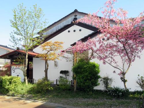 Toyama Bed & Breakfast | Shirokuma Inn