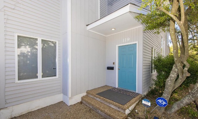 Northeast Virginia Beach House | Shoot The Breeze - North End VB