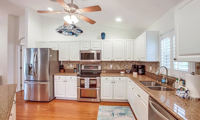 Trafalgar Cottage | Shop, Dine & Unwind Poolside: Cape Coral Retreat!