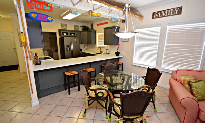 Gulf Shores Condo | Shopping ~ Dining ~ Fun in the sun 🌞 Hurry, Don't Walk, RUN! 🌴