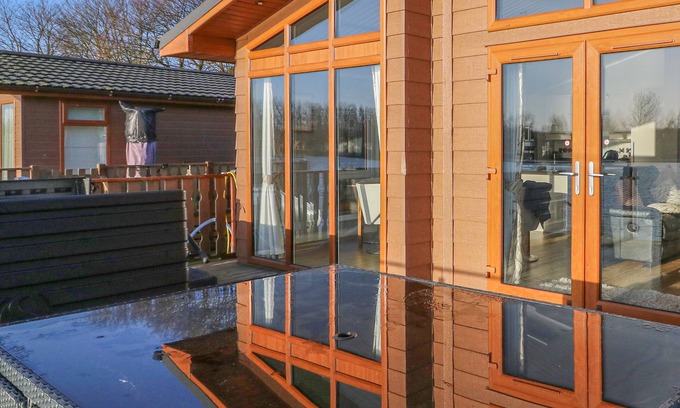 South Lakeland Leisure Village Cottage | SHORE BEATS WORK - CAPENWRAY 10 in South Lakeland Leisure Village