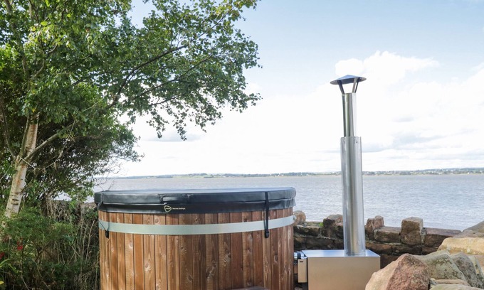 Wigton Cottage | SHORE GATE HOUSE, family friendly, with hot tub in Kirkbride