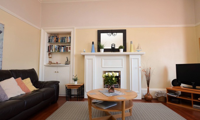 Kilmun Apartment | Shorefront apartment with private parking 200m town centre Dunoon, sea views