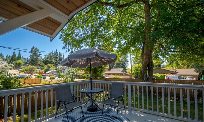 Shoreline House | Shoreline 2/3 Bedroom Bungalow close to Seattle Area Hospitals and Venues