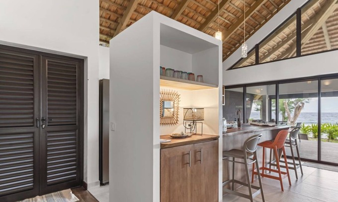 Temae House | Shoreline Haven: 1BR Bungalow by the Sea in Moorea