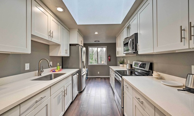 Shoreline House | Shoreline Home w/Deck ~ 14 Mi to Downtown Seattle