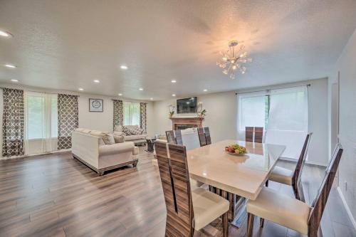 Shoreline House | Shoreline Home with Deck about 14 Mi to Downtown Seattle