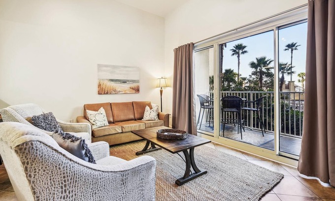 Panama City Beach Condo | 🏖️Shorely you will enjoy this first floor condo with lagoon-style pool!🏖️