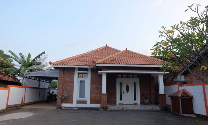 Tahunan Villa | Shoreside by Cocotel