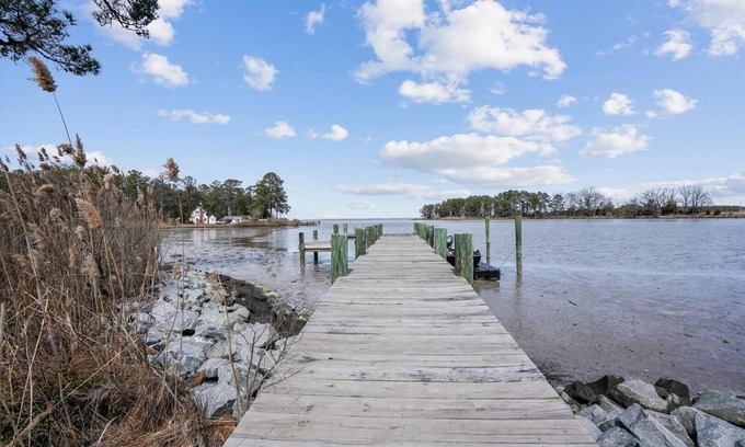 Cambridge House | Short drive to Downtown Cambridge | Pool | Private Dock | Game Room | Stunning V