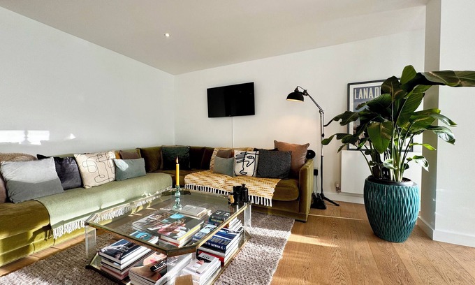 Hackney Apartment | Short/Long Term Lets. Beautiful, bright, architect designed oasis-London Fields