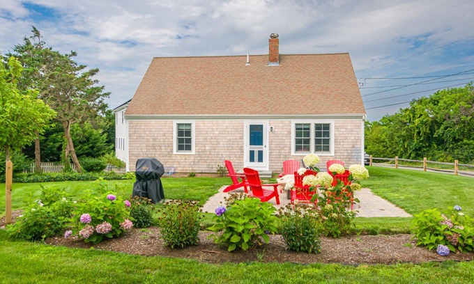 East Sandwich House | Short Stroll to the Private Association Beach